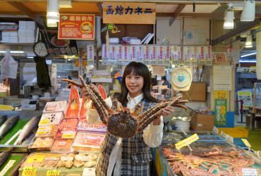 【北海道函館】路過「カネ二」別忘了品嚐一下松葉蟹包子，再點隻帝王蟹來犒賞一下自己也是個很棒的選擇喔！